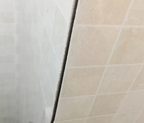如皋瓷砖空鼓维修公司分享阳台瓷砖脱落的修复过程可以分为以下几个步骤