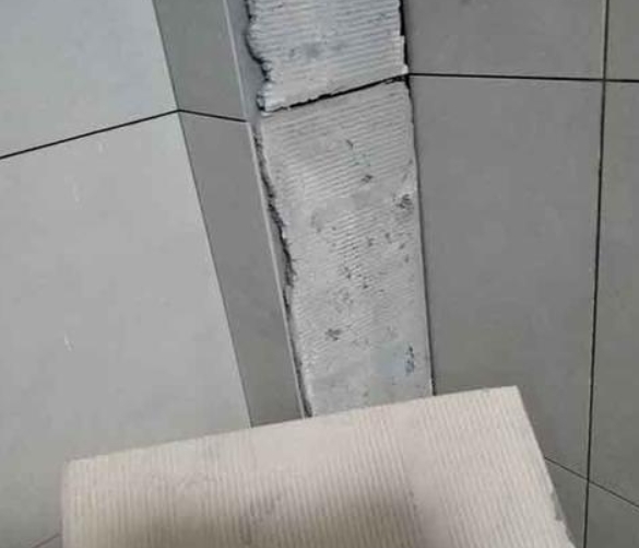 如皋瓷砖空鼓维修公司分享下厨房瓷砖脱落的补救措施。